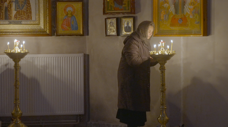 Кадр из фильма о восстановлении разрушенных ВСУ храмов на Донбассе