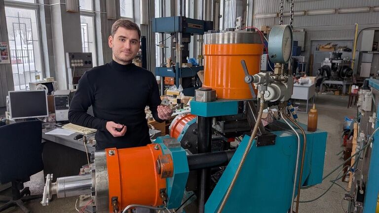 Руководитель проекта, к.ф.-м.н. Валерий Химуля около уникальной установки истинно трехосного нагружения ИПМех РАН