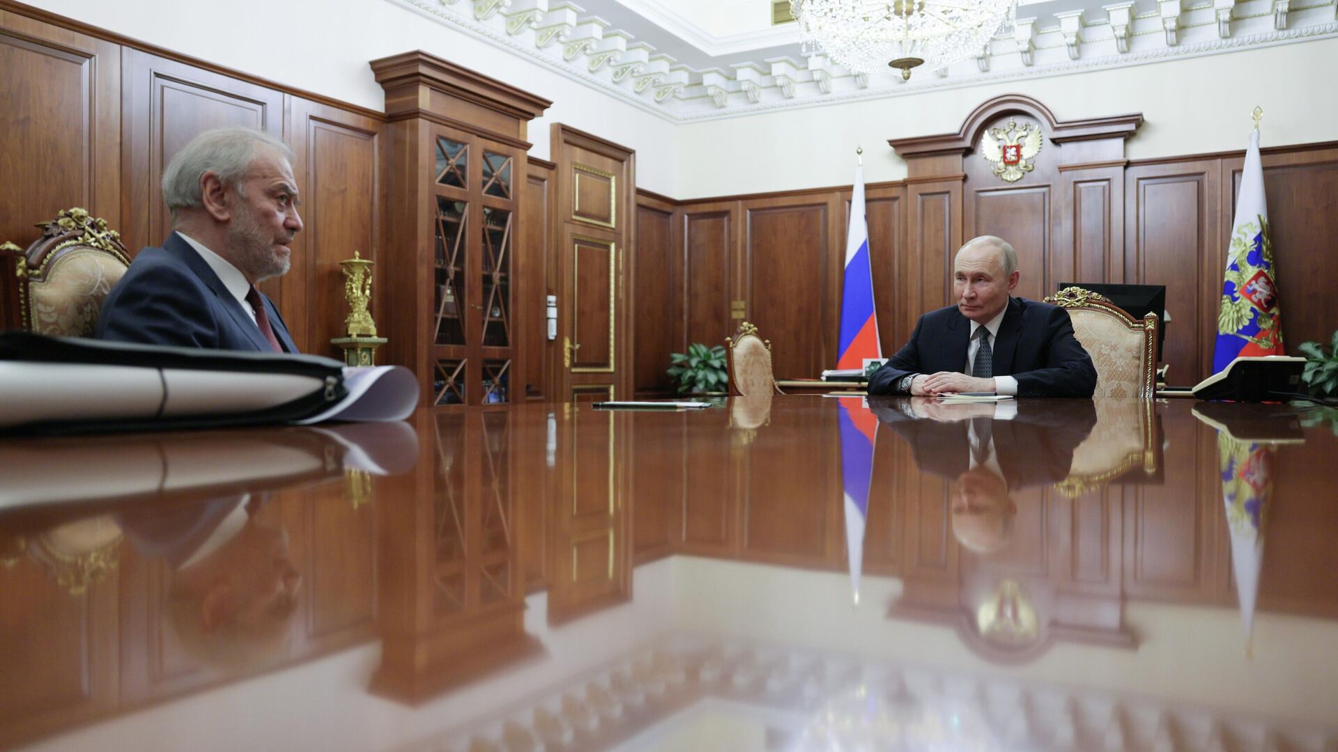 Президент России Владимир Путин и генеральный директор Большого театра, дирижер Валерий Гергиев во время встречи в Москве