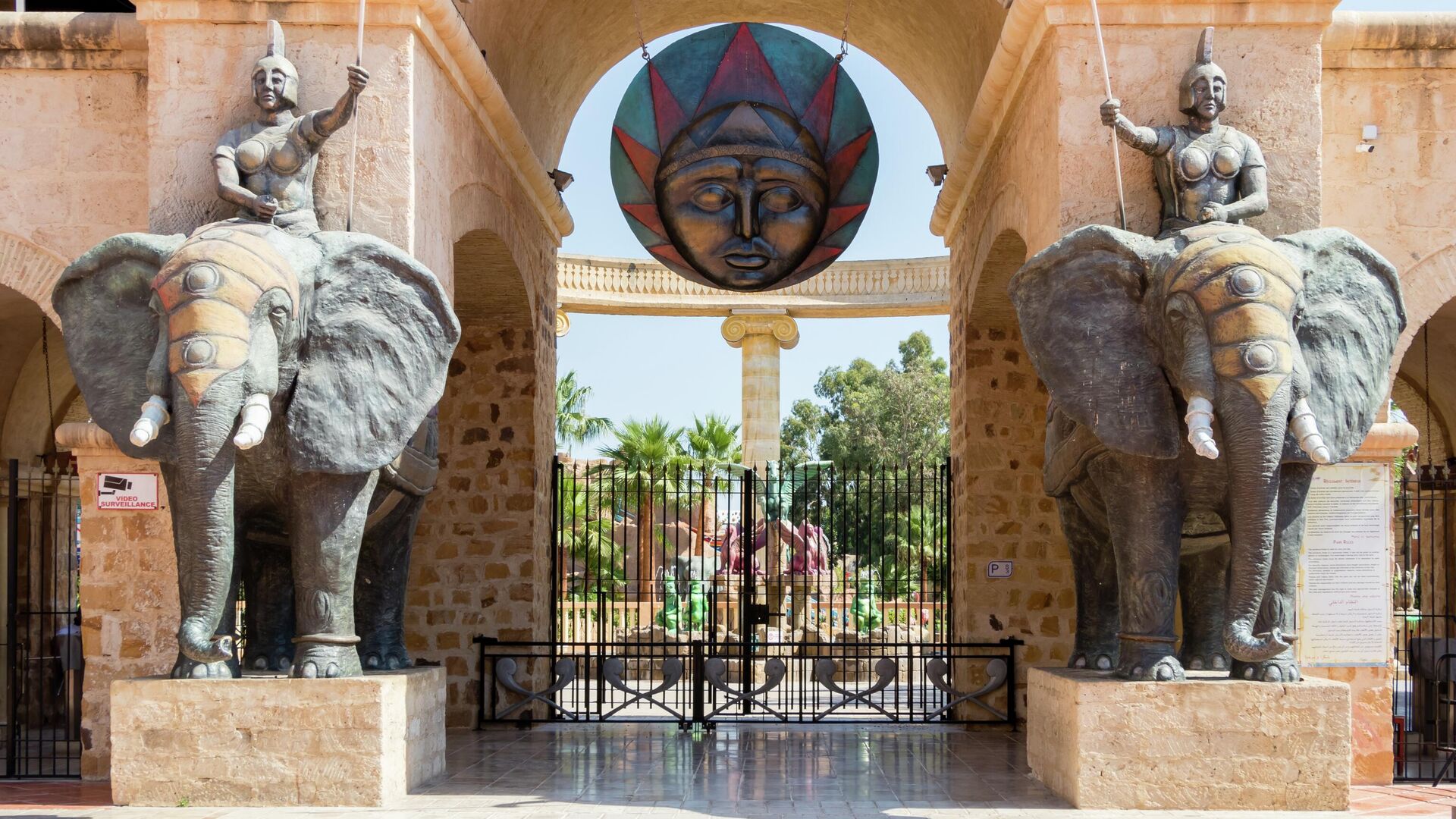 Статуи карфагенских слонов в Тунисе
