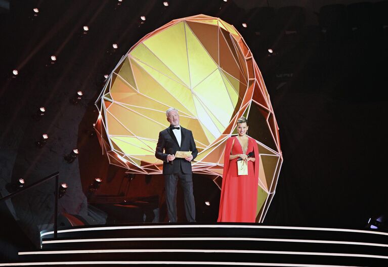 Ведущие Регина Тодоренко и Валдис Пельш на XXX церемонии вручения национальной музыкальной премии Золотой Граммофон в Москве