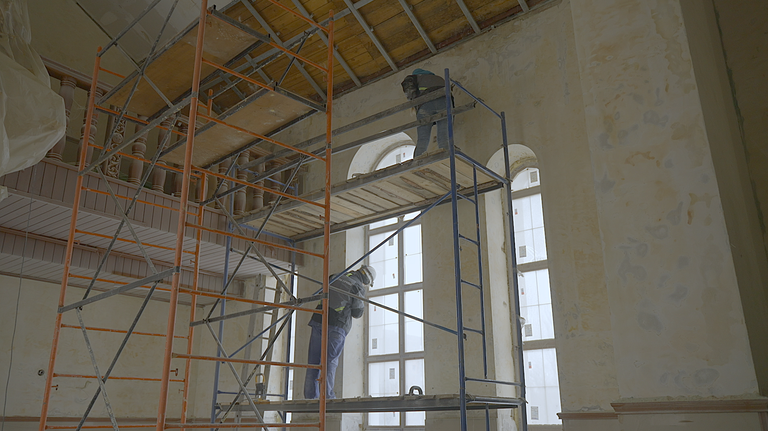 Кадр из фильма о восстановлении разрушенных ВСУ храмов на Донбассе