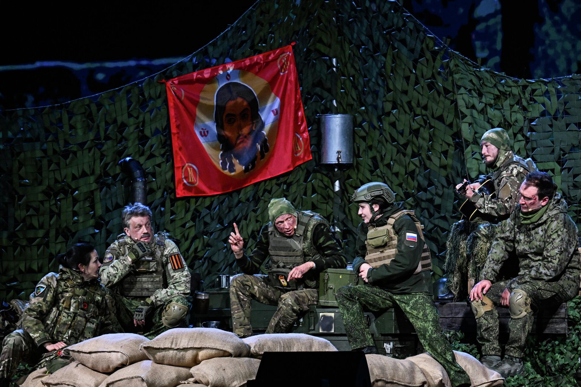 Сцена из документального спектакля Огонь веры на церемонии закрытия IV международного фестиваля документального кино RT.Док: Время наших героев в Национальном центре Россия