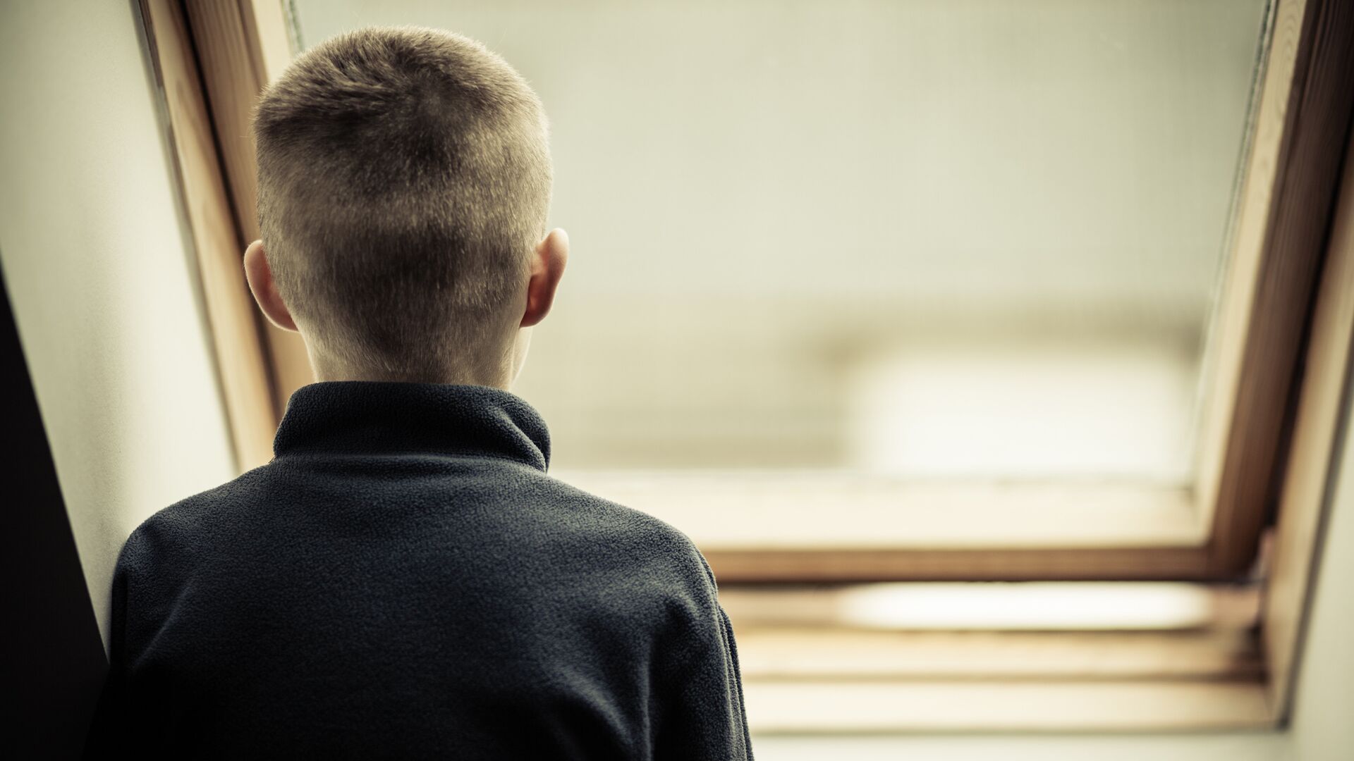 Подросток у окна