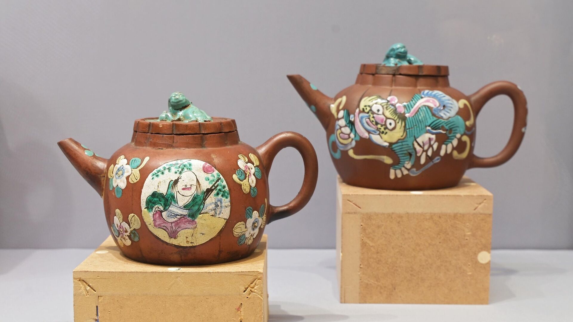 Экспонаты выставки Керамика Исина в собраниях Петербурга и Москвы. XVII – вторая половина XX века в Государственном Эрмитаже