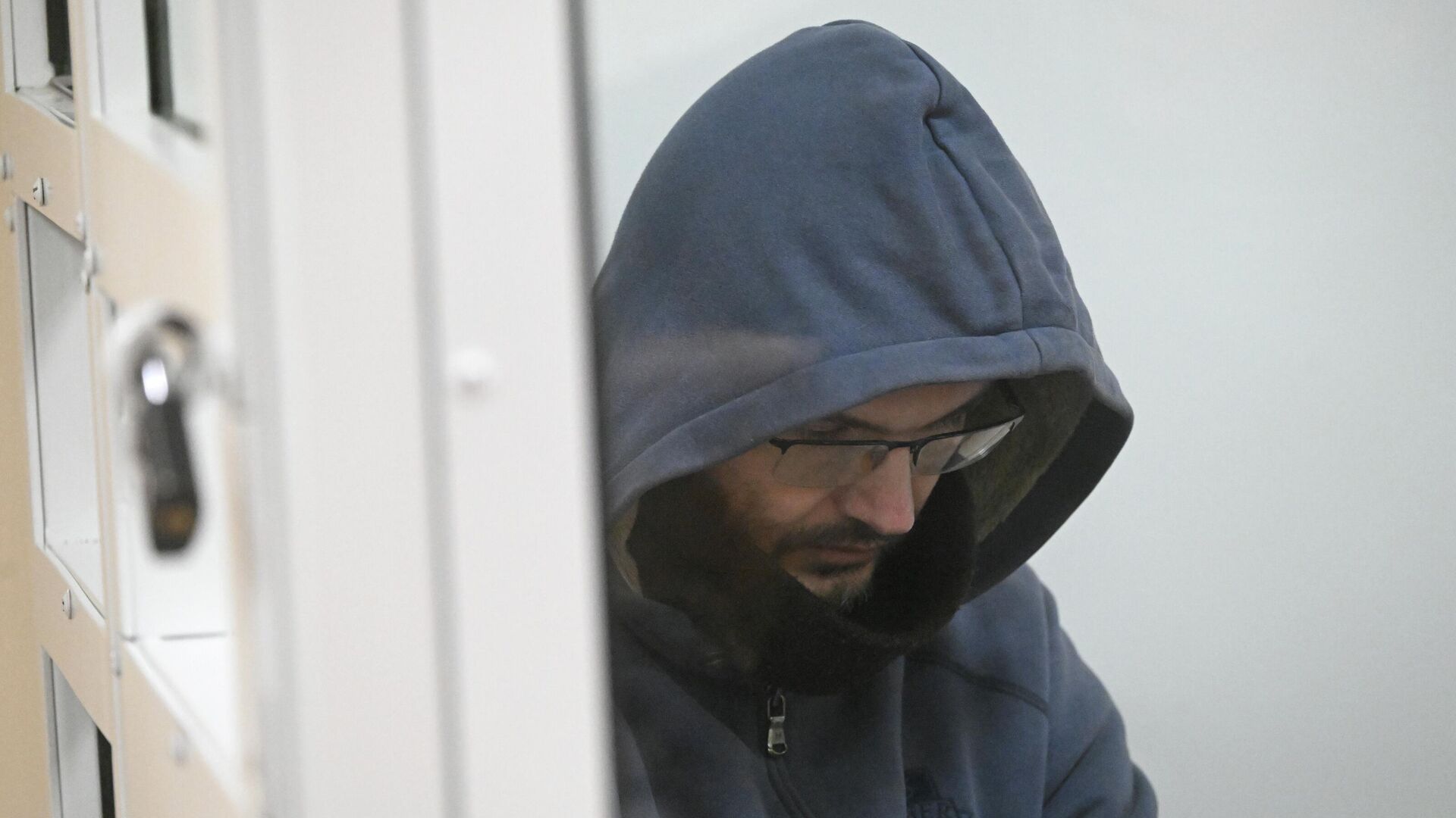 Пасынок рок-музыканта Стаса Намина Роман Ткаченко, обвиняемый в убийстве брата и бабушки, на заседании Московского областного суда