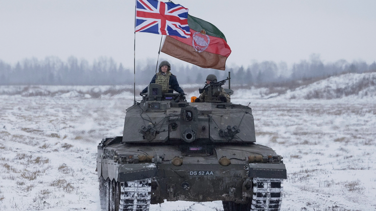 Кадр из фильма Кровавые марионетки Запада