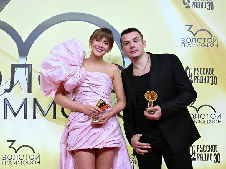 Певец Юрий Николаенко (NЮ) и певица Асия во время фотосессии на XXX церемонии вручения национальной музыкальной премии Золотой Граммофон в Москве