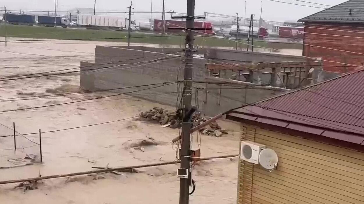 Подтопленная улица в поселке Новый Хушет под Махачкалой