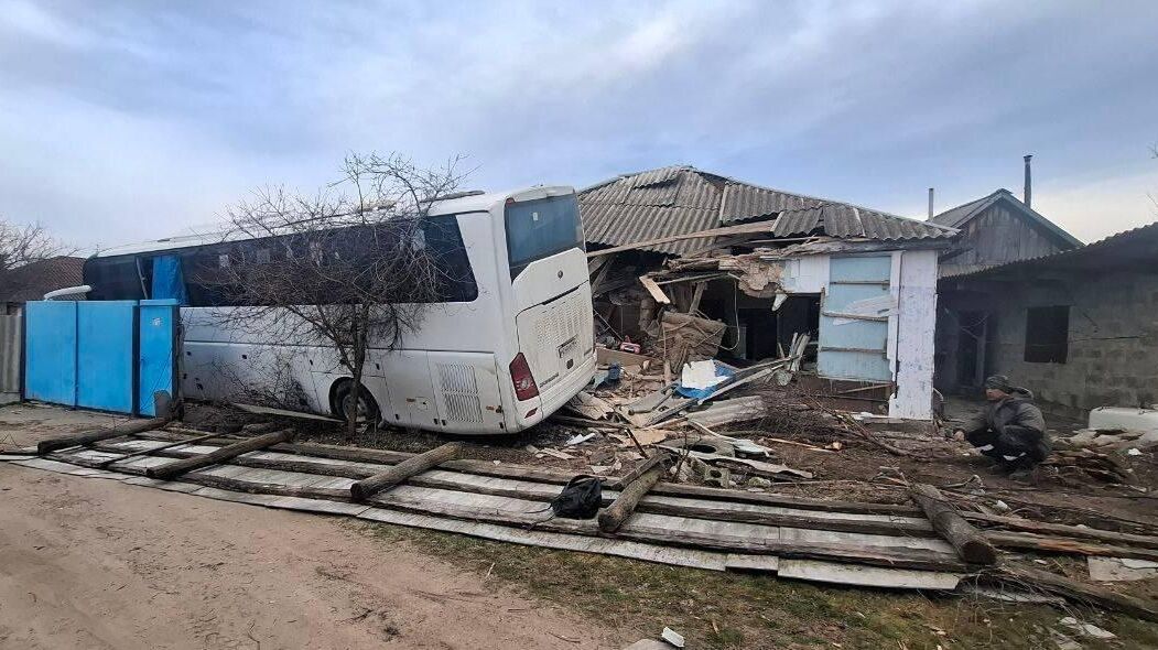 Автобус Москва — Стаханов врезался в жилой дом