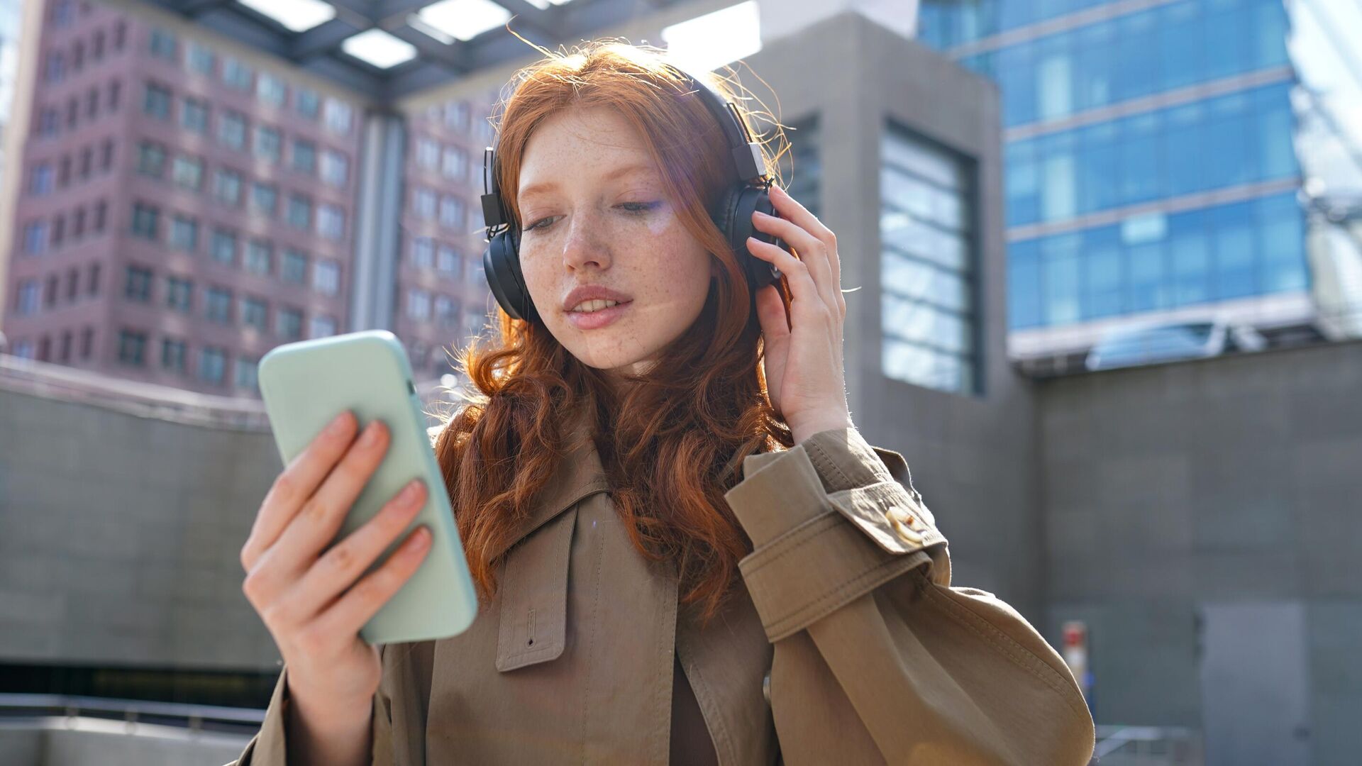 Девушка слушает музыку