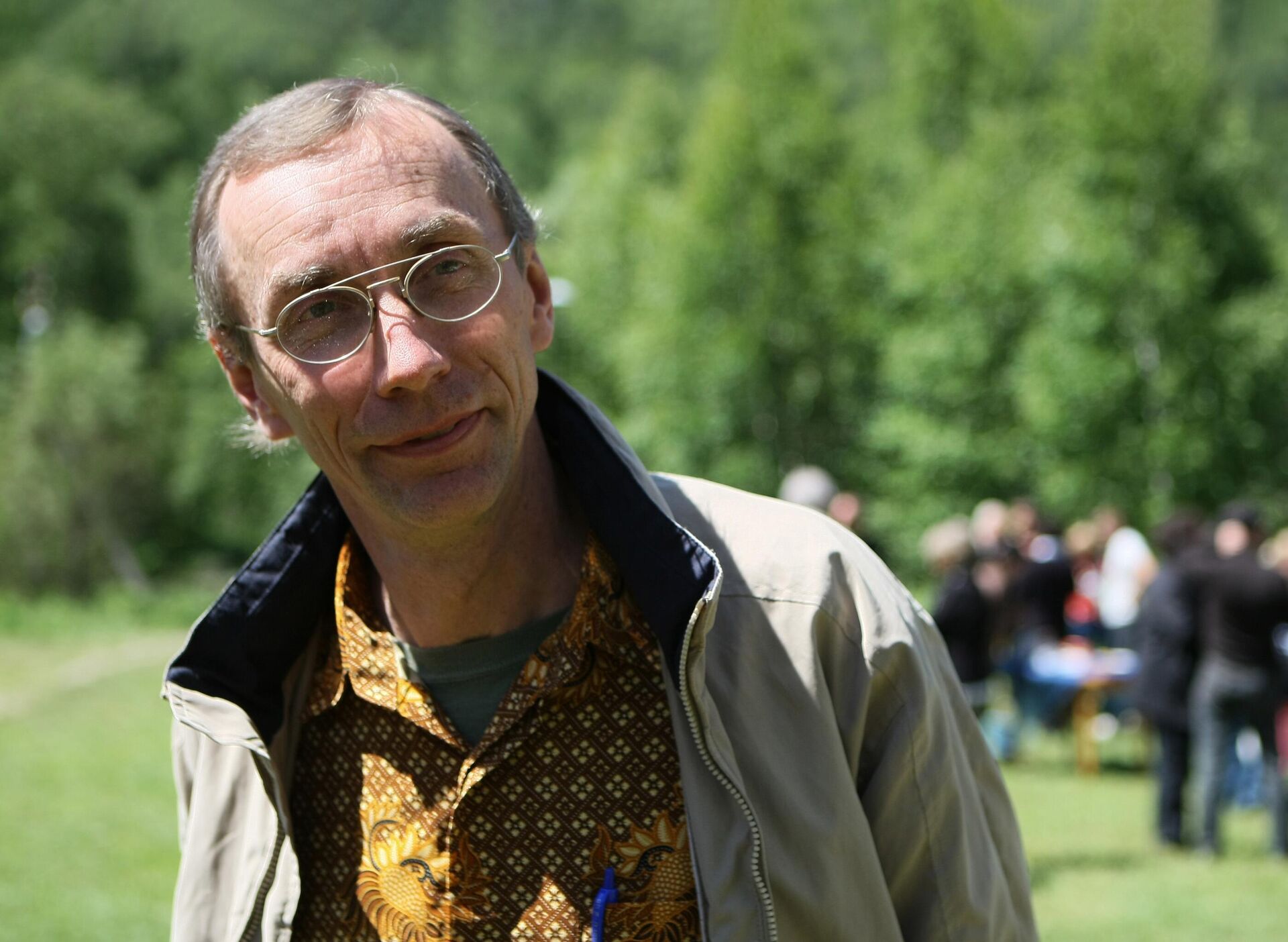 Профессор лаборатории лейпцигского Института Макса Планка Сванте Паабо на территории научно-исследовательского стационара Денисова пещера