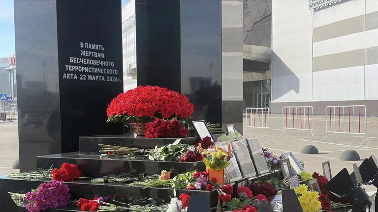 Цветы у мемориала возле павильона Крокус Экспо в Красногорске во вторую годовщину трагедии