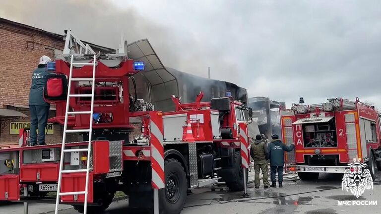 Сотрудники МЧС на месте происшествия во Владикавказе
