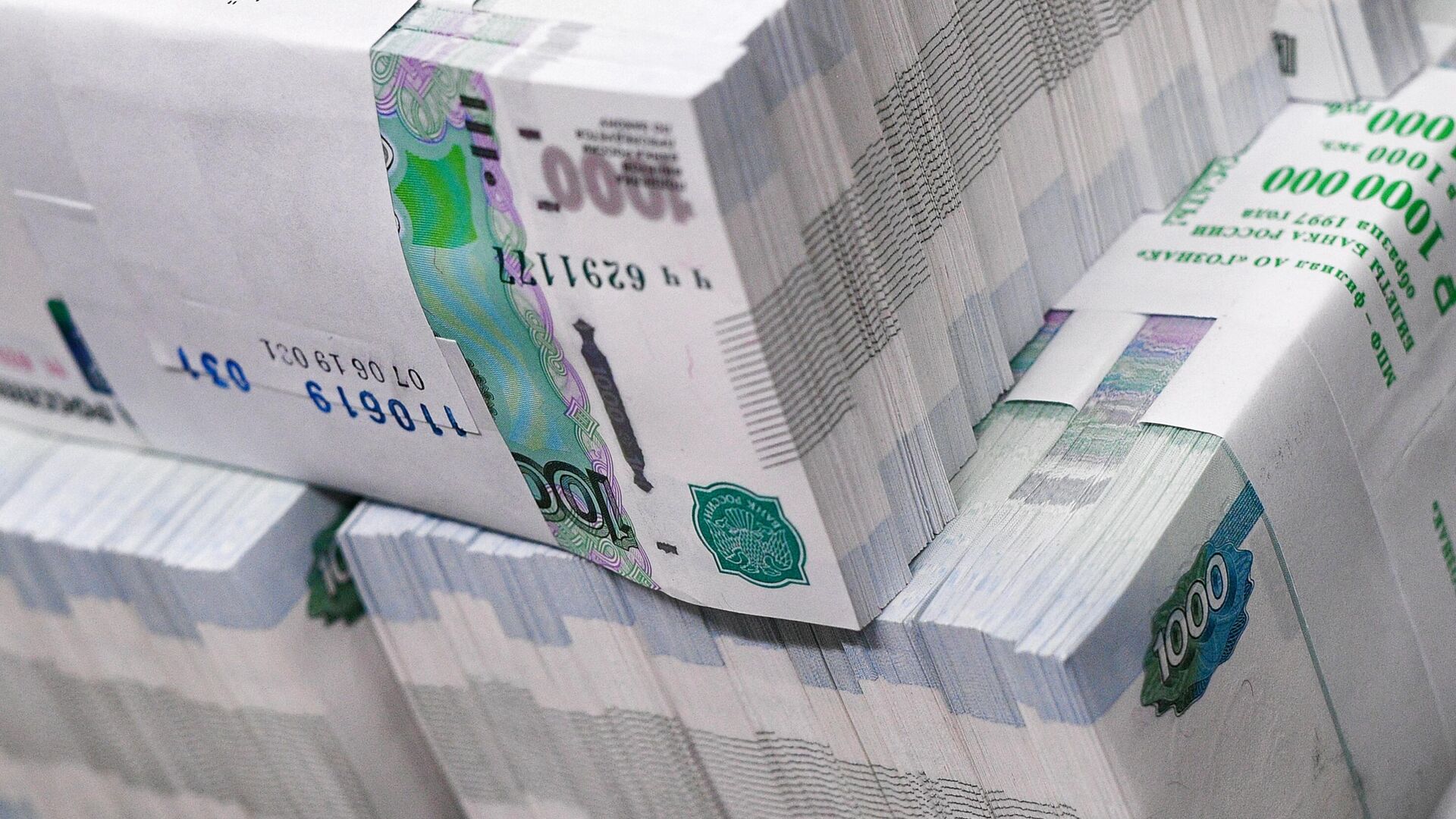 Пачки с банкнотами номиналом одна тысяча рублей