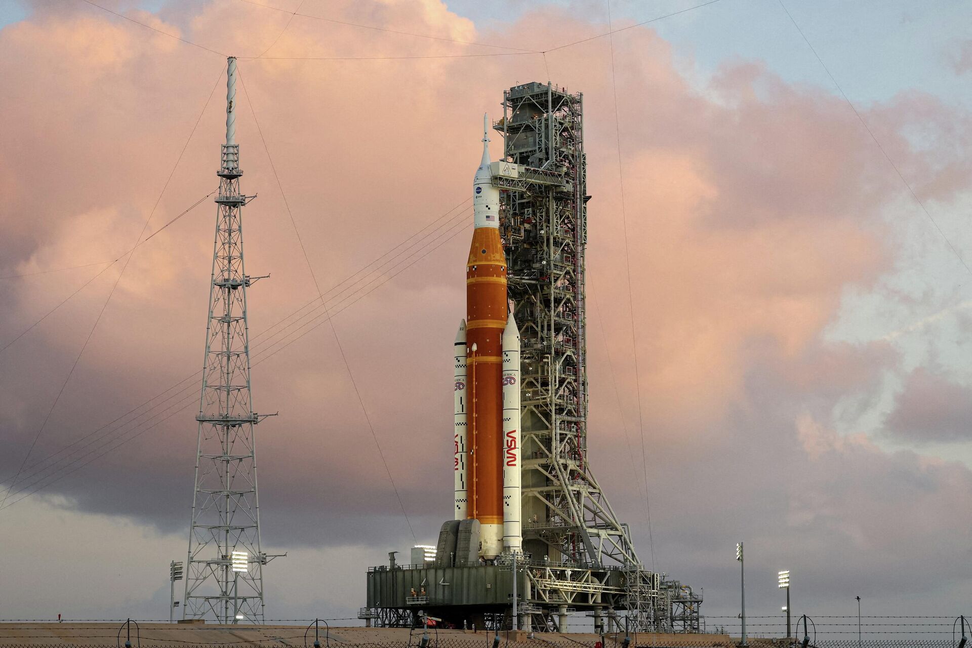 Лунная ракета НАСА Артемида-2 перед перед запуском в Космическом центре Кеннеди