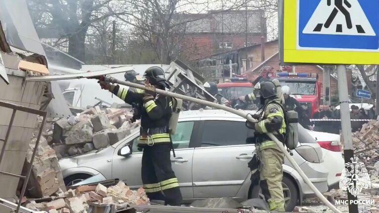 Сотрудники МЧС на месте происшествия во Владикавказе