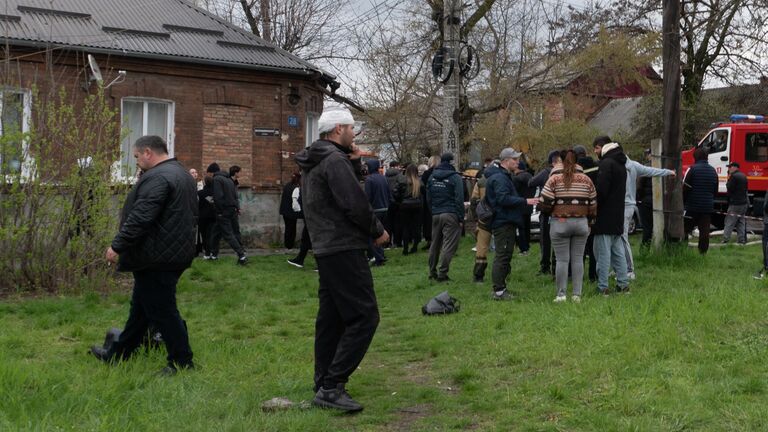 Местные жители после взрыва в Промышленном округе на улице Партизанской во Владикавказе