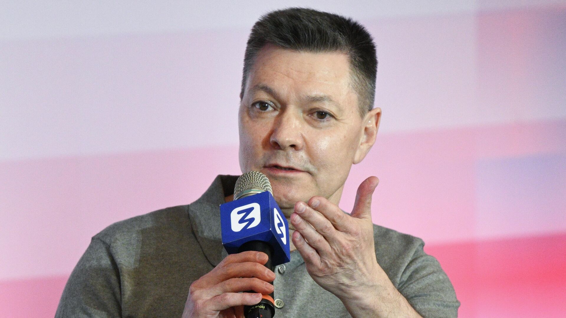 Космонавт, заместитель начальника Центра по подготовке космонавтов Олег Кононенко выступает на просветительском марафоне Космос со Знанием. 7 апреля 2026