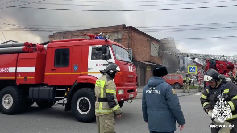 Сотрудники МЧС на месте происшествия во Владикавказе