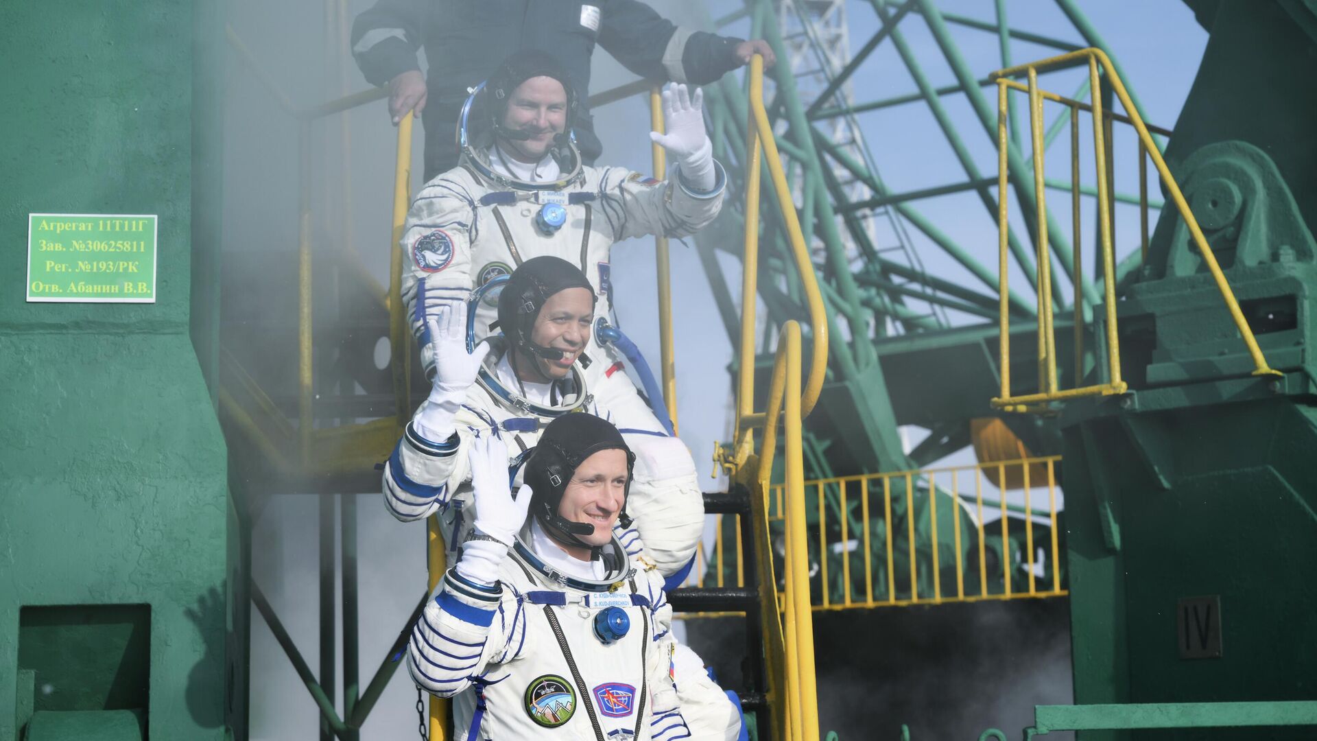 Члены основного экипажа космонавты Роскосмоса Сергей Микаев и Сергей Кудь-Сверчков и астронавт NASA Кристофер Уильямс