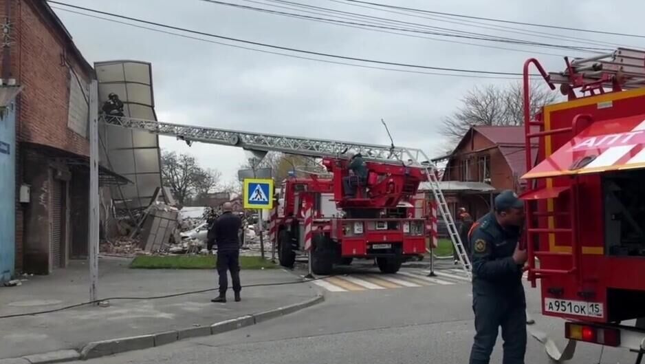 Сотрудники МЧС России на месте взрыва в Промышленном округе на улице Партизанской во Владикавказе