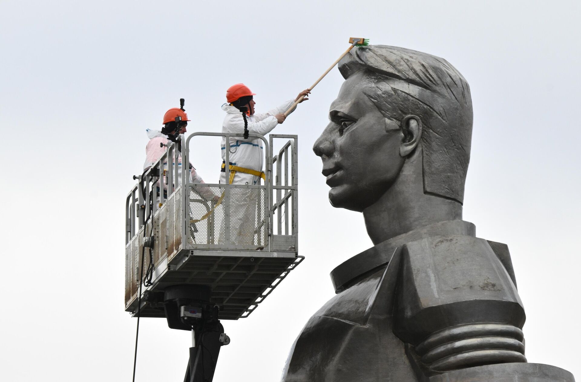 Сотрудники коммунальных служб промывают памятник Юрию Гагарину на Ленинском проспекте в Москве