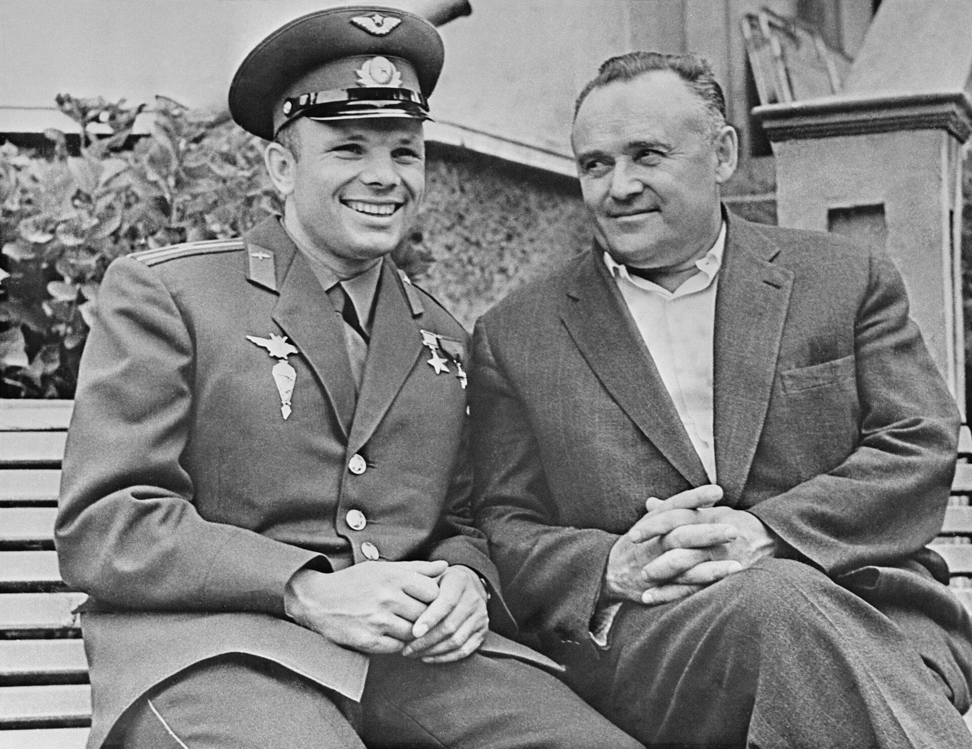 Летчик-космонавт СССР, Герой Советского Союза Юрий Гагарин в гостях у Генерального конструктора ракетно-космических систем Сергея Королева и его жены Нины Ивановны на даче Явейная в Сочи