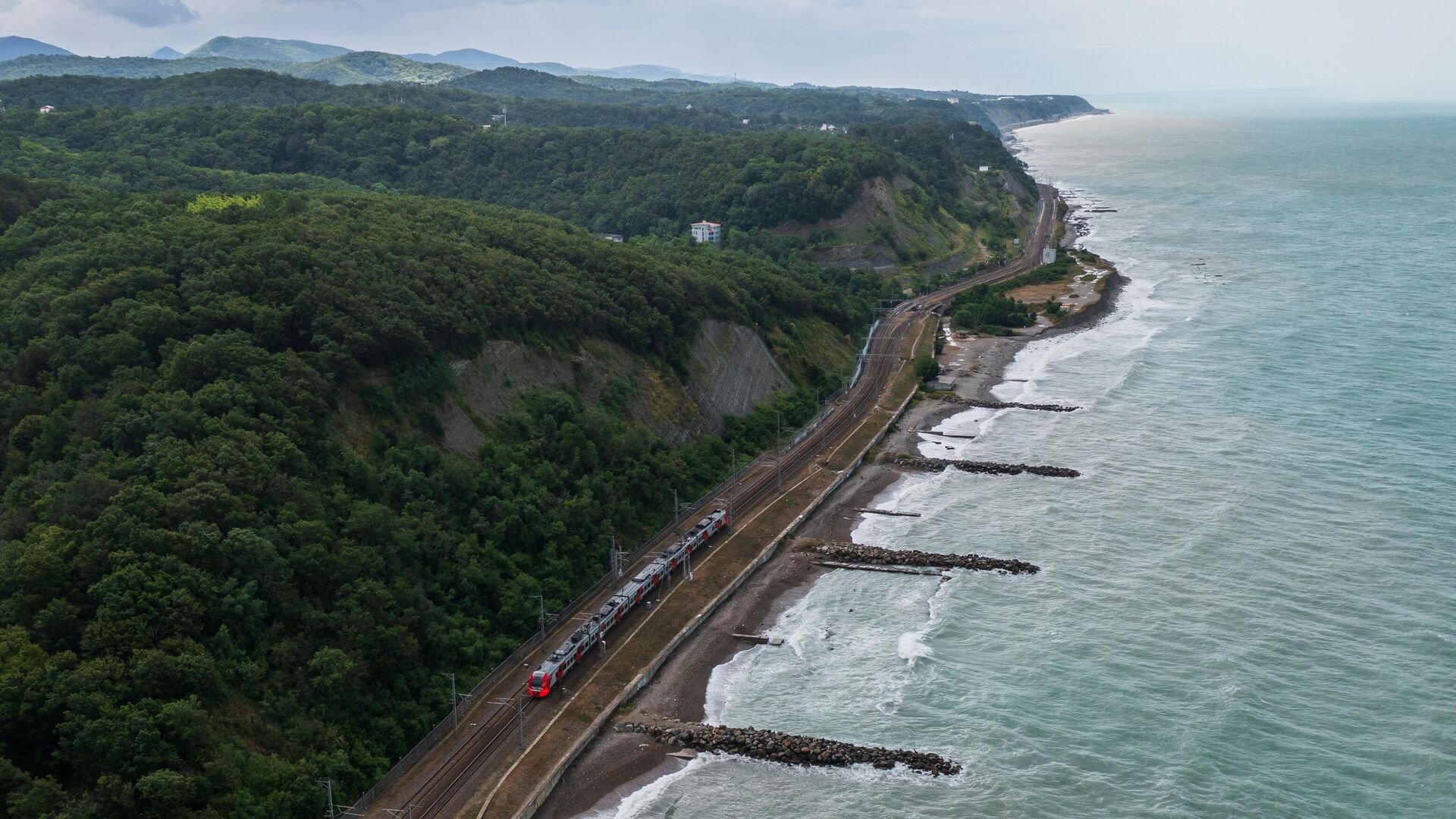 Железная дорога на побережье Черного моря в Туапсинском районе