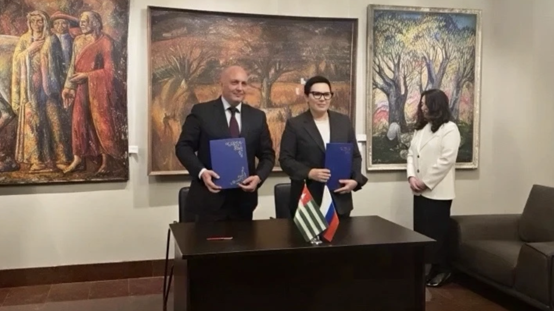 Директор Сочинского государственного цирка Наталья Шульгина и министр культуры Абхазии Даур Кове во время подписания соглашения о сотрудничестве в области циркового искусства