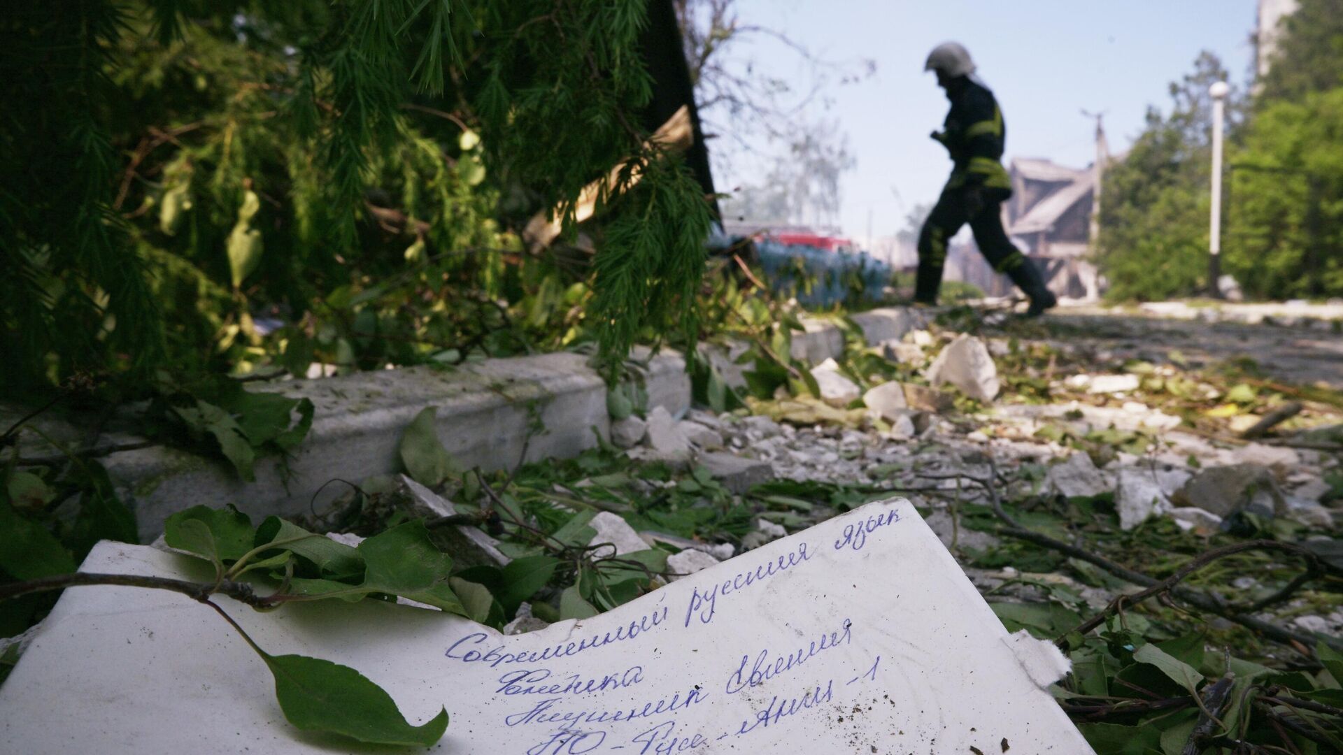 На месте обрушения здания общежития Старобельского колледжа в результате удара ВСУ