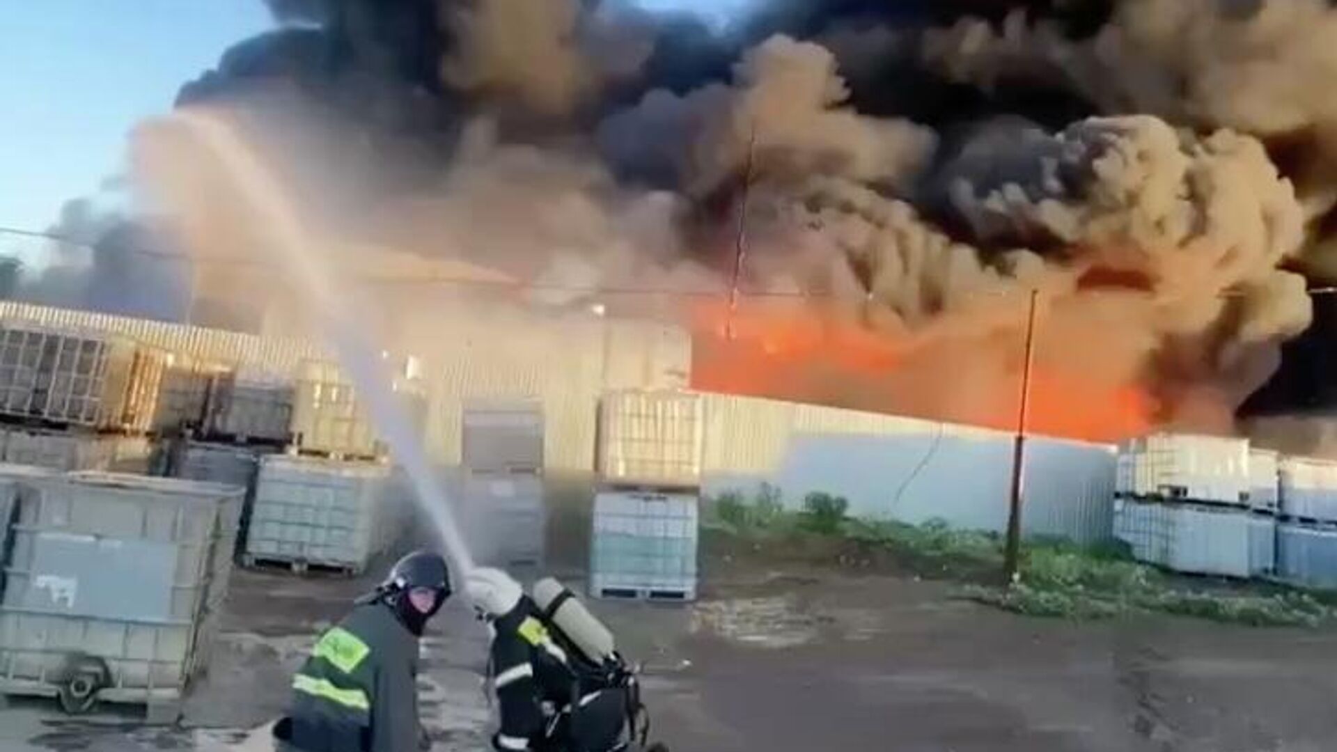 Сотрудники МЧС во время ликвидации пожара в Ульяновске