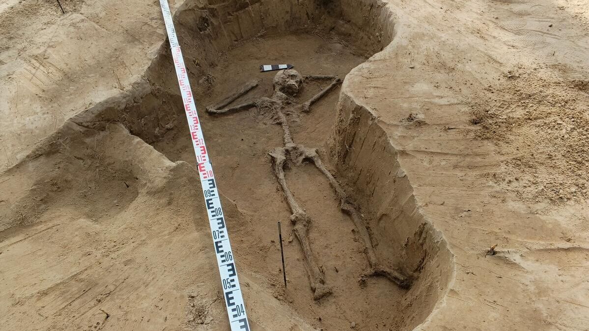 Погребение на территории курганного могильника Старокарасук-22 в Омской области