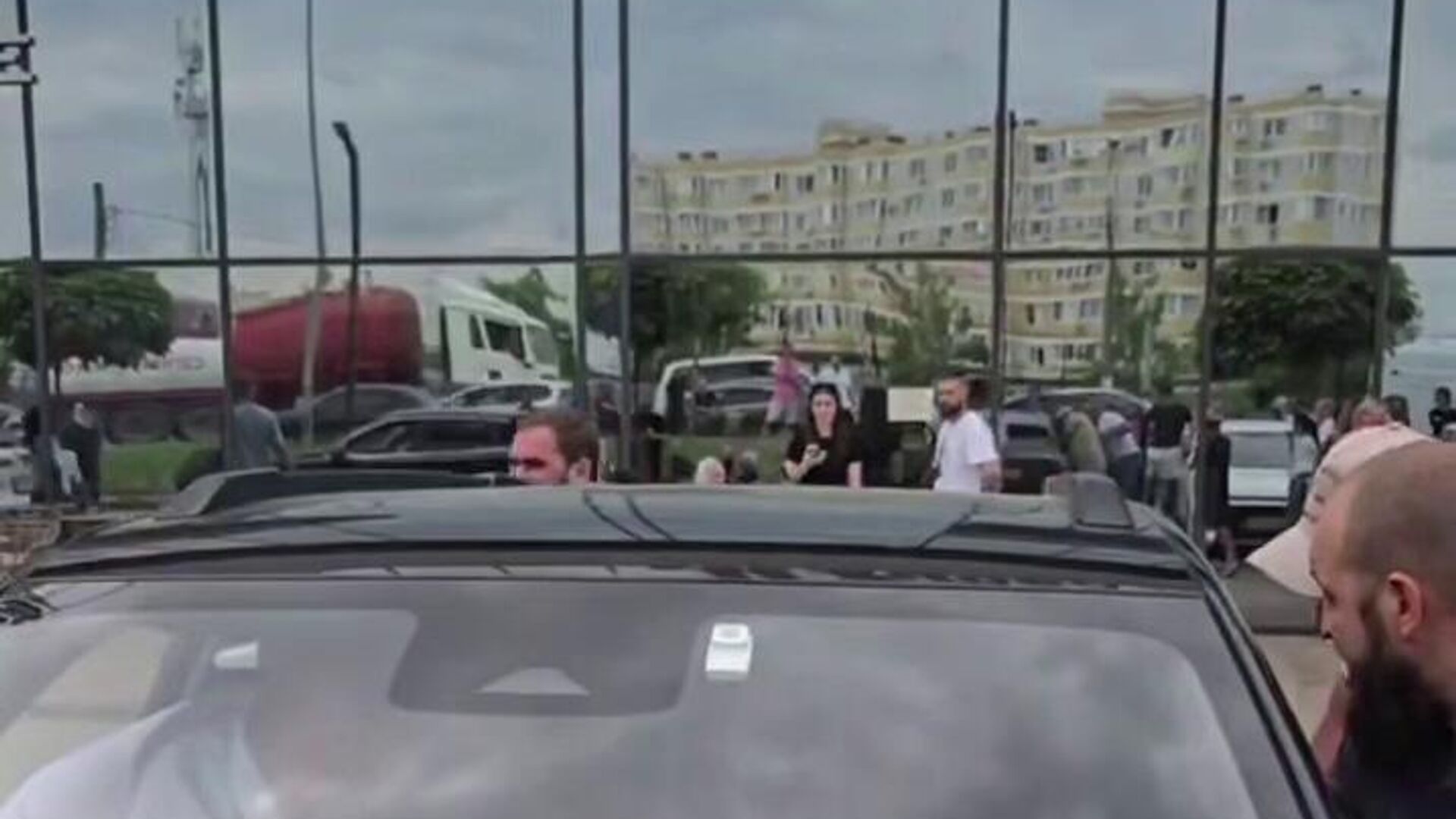 Обстановка у здания ТЦ в Краснодаре, где произошло нападение на посетителей