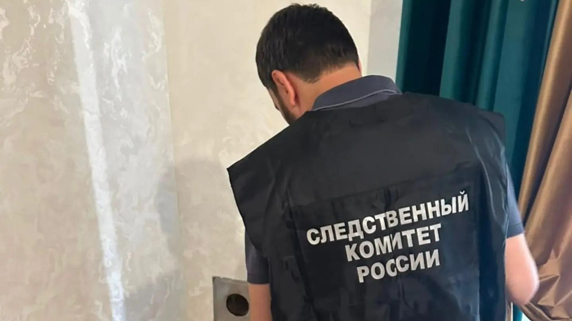 Работа СК РФ на месте происшествия, где трое малолетних детей погибли от отравления газом в доме в Махачкале