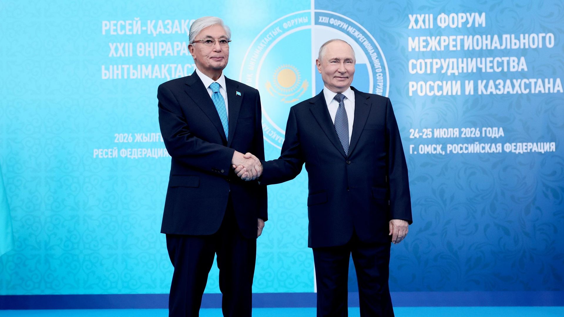 Президент РФ Владимир Путин и президент Казахстана Касым-Жомарт Токаев во время встречи в Омске
