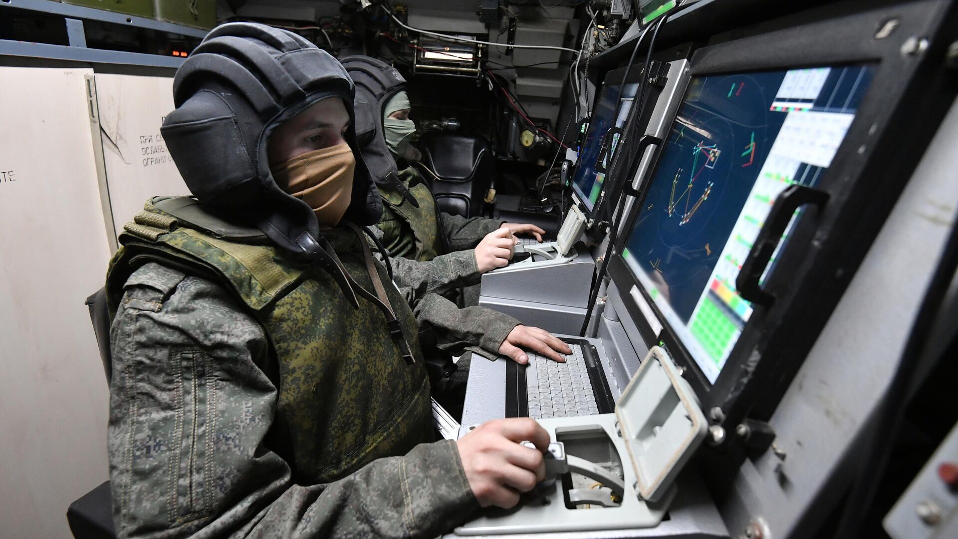 Военнослужащие России на рабочих местах в машине боевого управления сил противовоздушной обороны