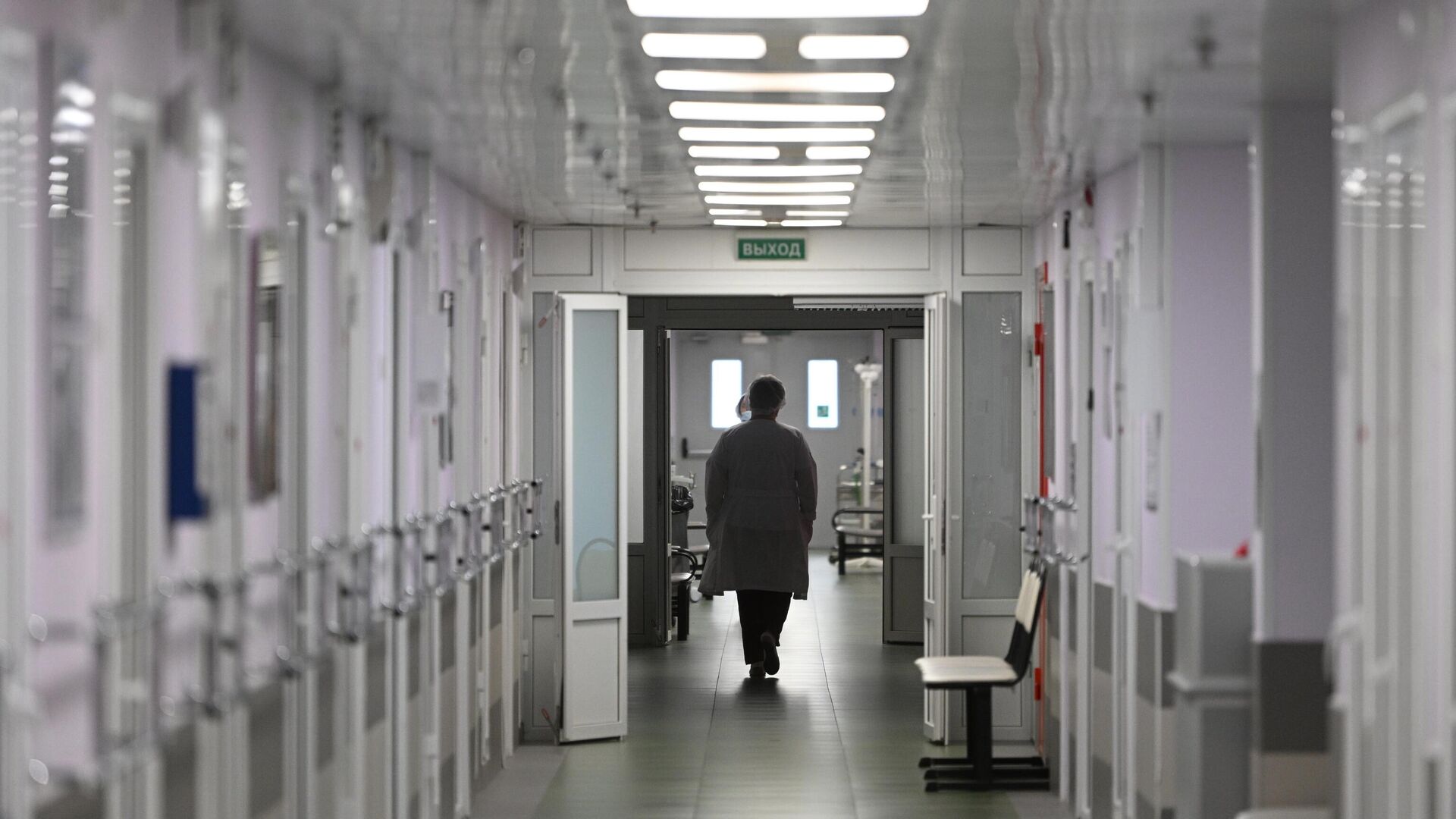 Медицинские работники в городской клинической больнице