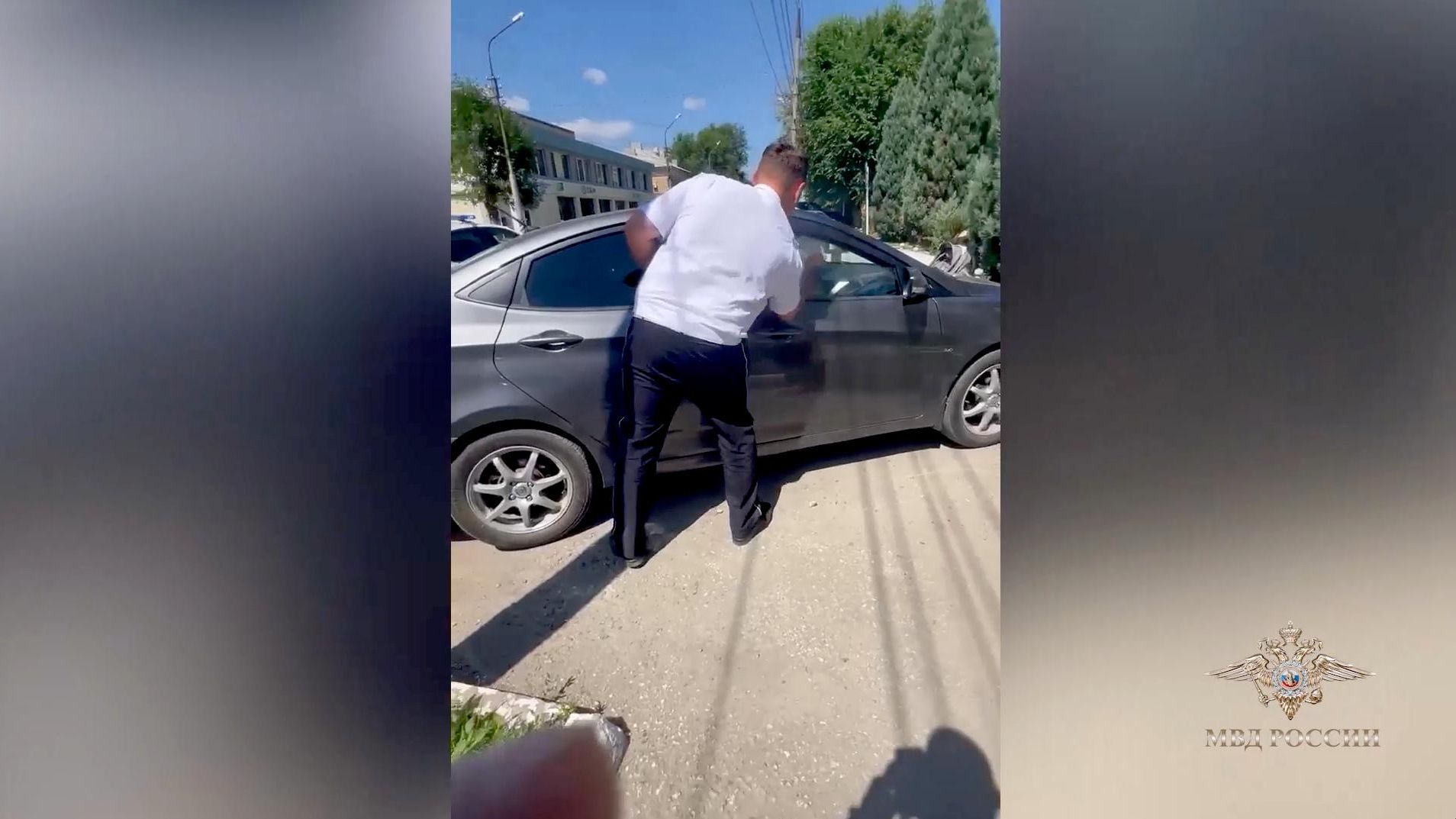 Полицейский спас в Энгельсе Саратовской области грудного ребенка, который оказался заперт в автомобиле
