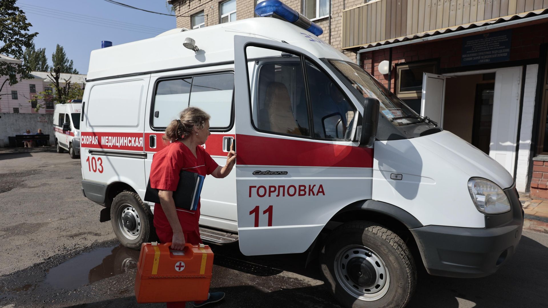 Медик мобильной бригады готовится к выезду в автомобиле скорой помощи в Горловке