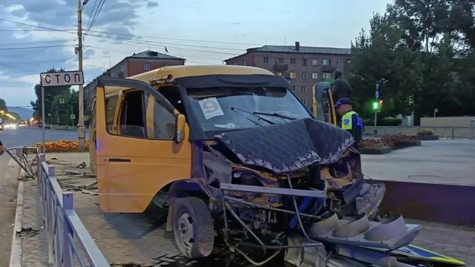 Последствия ДТП с участием микроавтобуса в Туве
