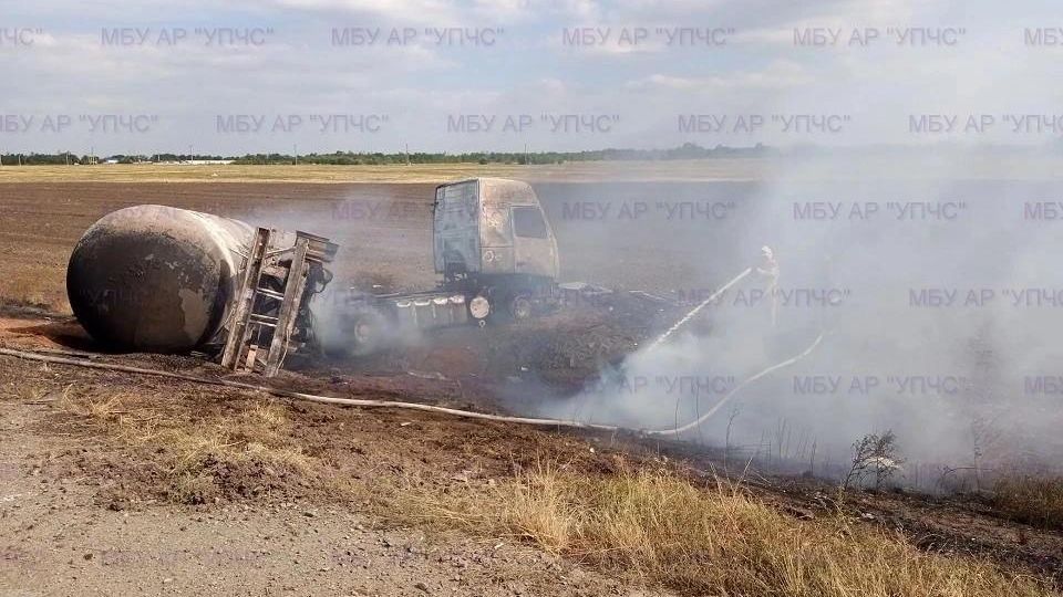 ДТП с участием газовоза на трассе в Ростовской области