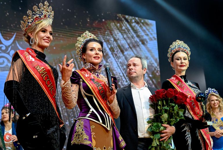 Марина Куклачева (вторая слева), победившая в категории Миссис Россия, и ее супруг режиссер Дмитрий Куклачев на объединенном финале конкурсов Миссис Москва и Миссис Россия