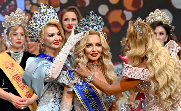 Финалистка Наталья Игумнова (в центре), победившая в категории Миссис Россия классик, на объединенном финале конкурсов Миссис Москва и Миссис Россия в театрально-концертном зале Москонцерт Холл в Москве