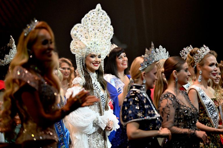 Участницы объединенного финала конкурсов Миссис Москва и Миссис Россия в театрально-концертном зале Москонцерт Холл в Москве