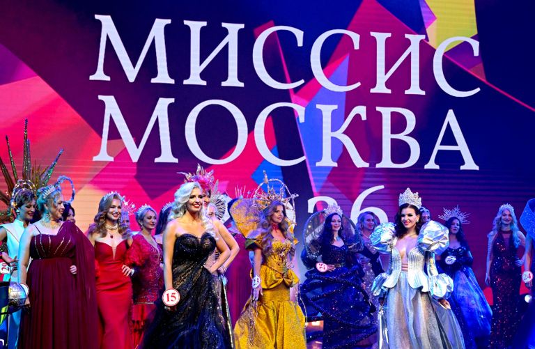 Участницы объединенного финала конкурсов Миссис Москва и Миссис Россия в театрально-концертном зале Москонцерт Холл в Москве