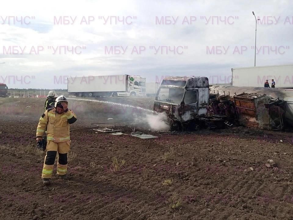 ДТП с участием газовоза на трассе в Ростовской области