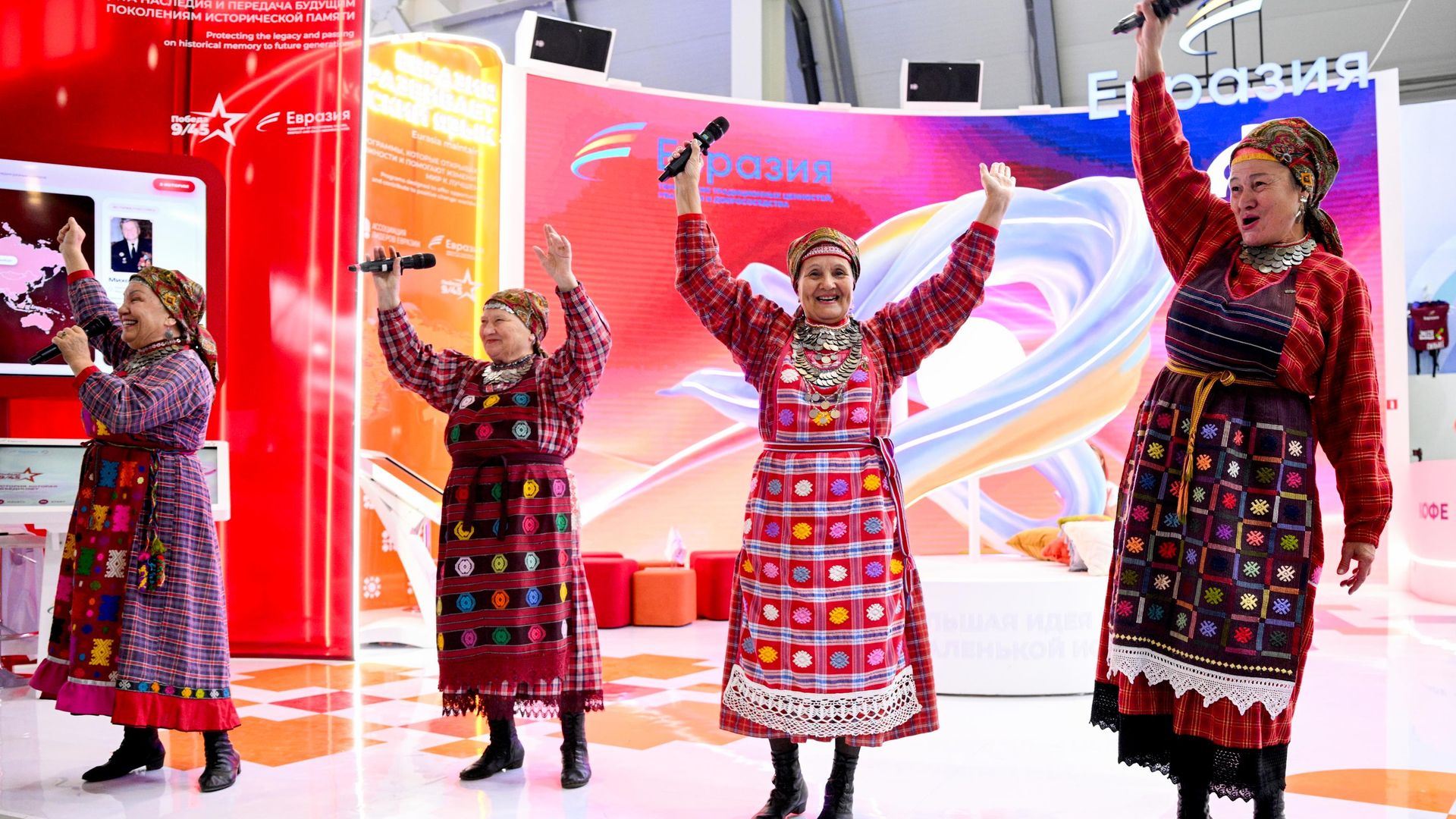 Коллектив музыкальной фольклорной группы Бурановские бабушки выступает на Международном фестивале молодежи в Екатеринбурге
