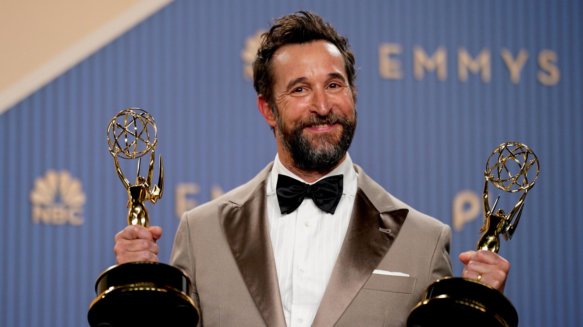 Ноа Уайли с премиями Эмми за лучшую главную мужскую роль в сериале Больница Питт и за лучший сериал