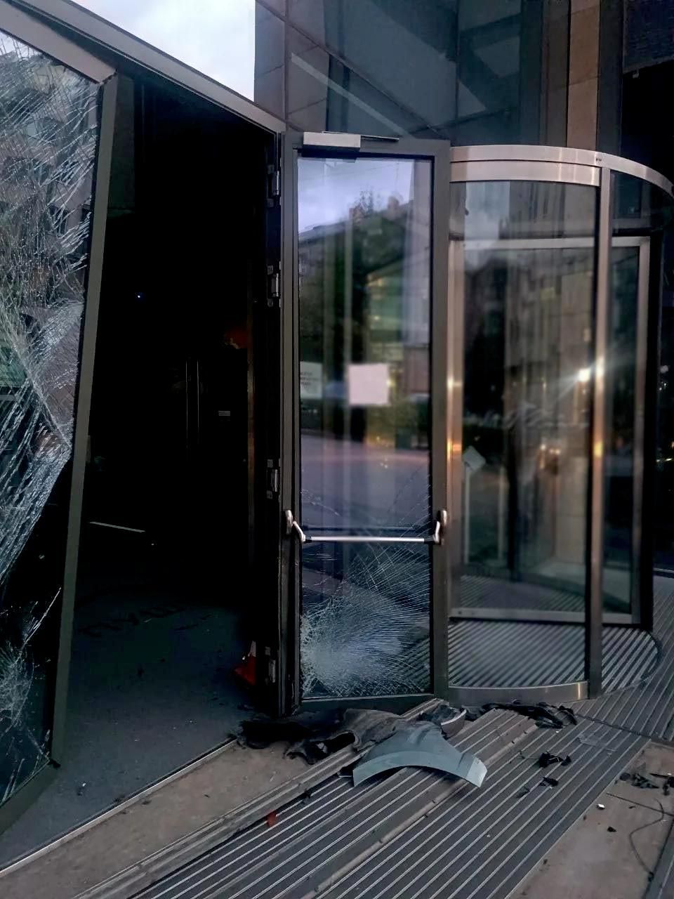 На месте происшествия, где пьяный водитель на легковом автомобиле дважды протаранил вход бизнес-центра Пушкинский в Донецке